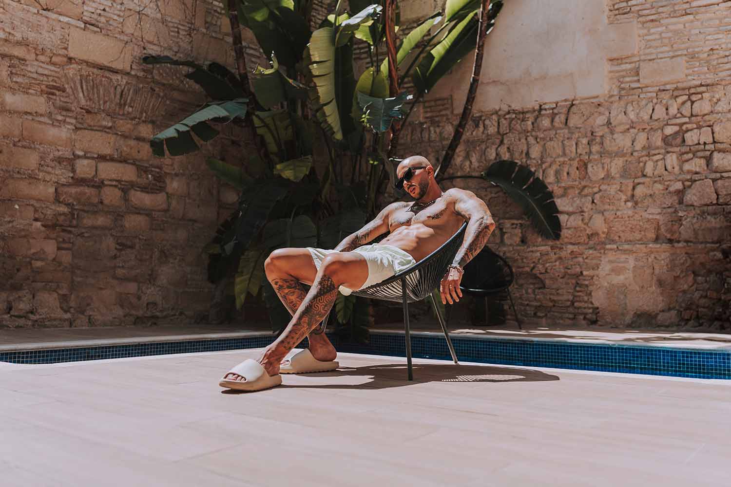 Best Guide to Beach and Poolside Essentials for Stylish Men